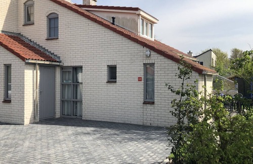 De Cocksdorp House | Luxury Bungalow for 2-6 people with fireplace in vacation park with swimming pool.