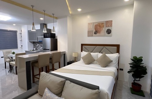 Balibago Condo | Luxury Cabin Near Field Avenue