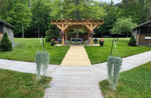 Livingston Manor Cabin | Luxury Cabin on Private Waterfront Estate