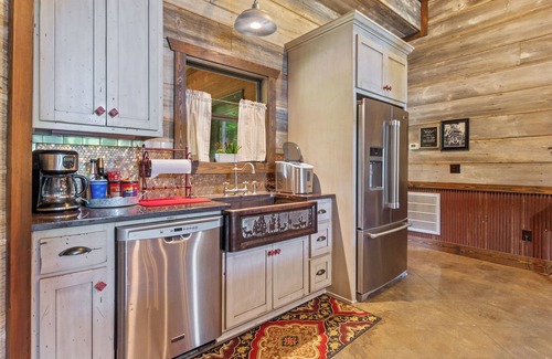 Clinton Cabin | Luxury Cabin on private estate only minutes from Tuscaloosa!