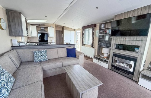 Hopton on Sea House | Luxury caravan boasting full sea views at Hopton Holiday Park ref 80041S