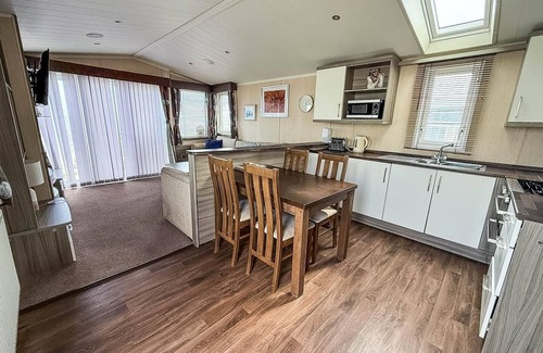 Hopton on Sea House | Luxury caravan boasting full sea views at Hopton Holiday Park ref 80041S