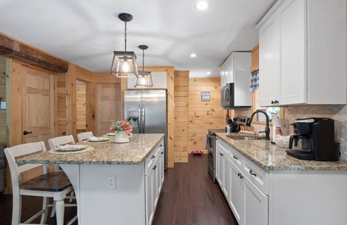 West Oneonta Cabin | Luxury Catskills Log Cabin Lakeside Hot Tub, Boats