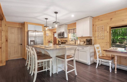 West Oneonta Cabin | Luxury Catskills Log Cabin Lakeside Hot Tub, Boats