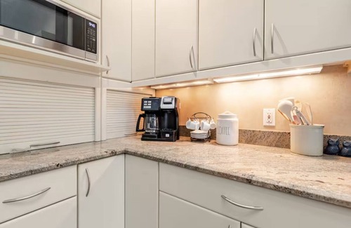 Greenwood Village House | Luxury Centennial Retreat – Rooftop Hot Tub, Spa Amenities, Movie Room & Gym