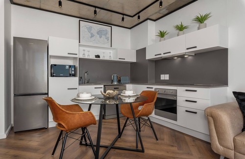 Flora Park Apartment | Luxury Century City Apartment | Lagoon Views