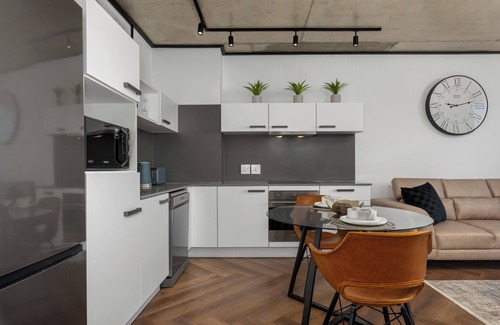 Flora Park Apartment | Luxury Century City Apartment | Lagoon Views