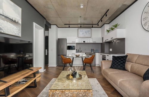 Flora Park Apartment | Luxury Century City Apartment | Lagoon Views