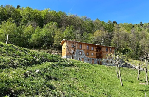 Civenna Apartment | Luxury Chalet Apartment 'Baita Treeb Tivano' with Lake View, Shared Garden and Wi-Fi