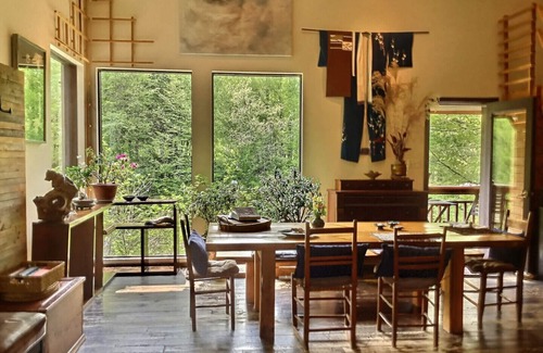 Sutton House | Luxury Chalet Magnifique Peaceful retreat on mountain brook . in Glen Sutton