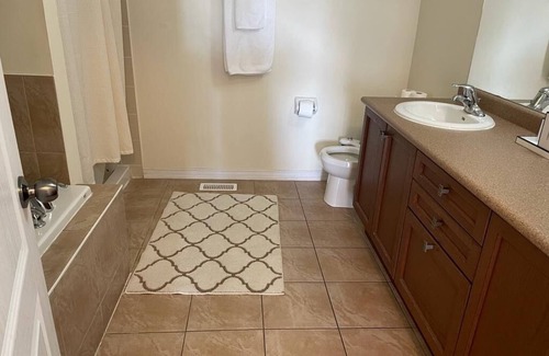 Brantford Apartment | Luxury Chic 1BED Detached house in Central Brantford