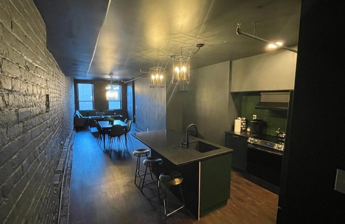 West Main Historic District House | Luxury City Escape & Peaceful Retreat by Hollyhock