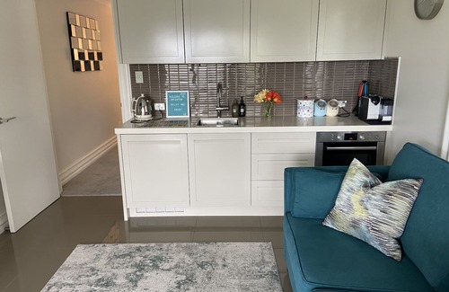 Mairangi Bay Apartment | Luxury Clifftop Guest Suite By The Sea