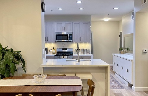 Airport Area Condo | Luxury Coastal Retreat Walkable area, Pool, Mins to Newport Beach,Airport & more