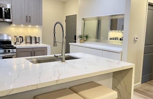 Airport Area Condo | Luxury Coastal Retreat Walkable area, Pool, Mins to Newport Beach,Airport & more