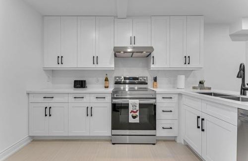 Hamilton House | Luxury Comfort 3 BR Near Hospitals Tims Field GO
