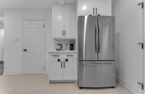Hamilton House | Luxury Comfort 3 BR Near Hospitals Tims Field GO