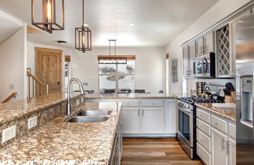 Bear Hollow Village House | Luxury Community Amenities, Great Location, 2 Living Rooms, Hot Tub + BBQ!