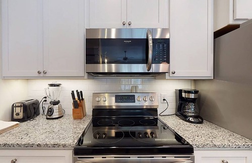 King City Condo | Luxury Condo at Village Pier, King Bed,Full Kitchen, Polaris Ranger for Rent