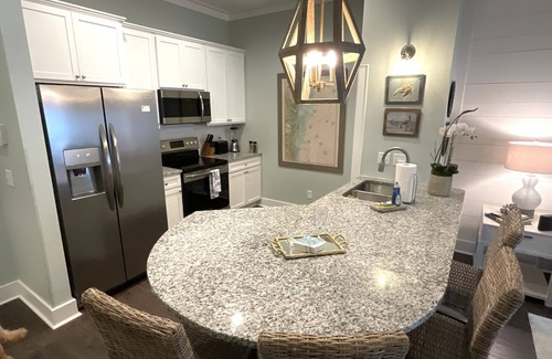 King City Condo | Luxury Condo at Village Pier, King Bed,Full Kitchen, Polaris Ranger for Rent