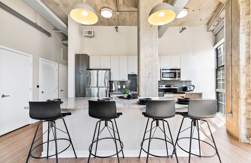 Everett Condo | Luxury Condo Near Downtown | King Bed, Gym, Pool