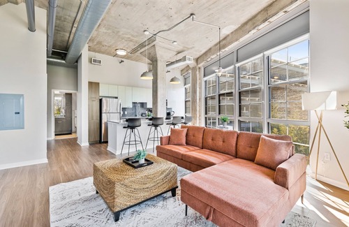 Everett Condo | Luxury Condo Near Downtown | King Bed, Gym, Pool