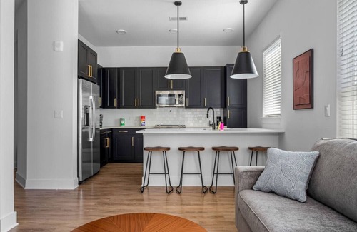 Oakford Park Apartment | Luxury Condo! Sleep the Whole Family | Pool/Gym
