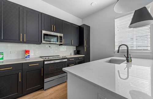 Oakford Park Apartment | Luxury Condo! Sleep the Whole Family | Pool/Gym