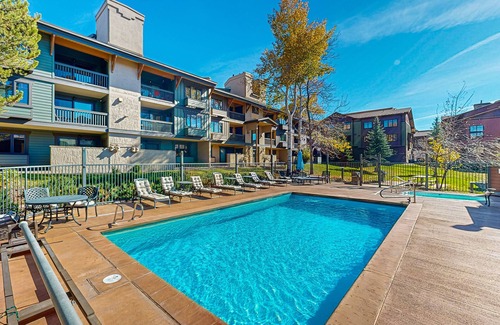 Steamboat Springs Condo | Luxury condo w/full kitchen, balcony, shared pool & hot tub - great location