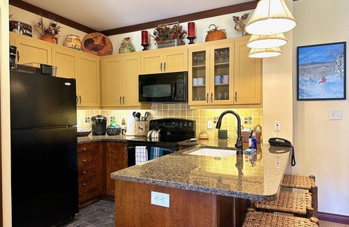 Stratton Mountain Condo | Luxury Condo*Hot Tub*Pool*Fireplace*Walk to Lifts*Near Golf Course & Fitness Ctr