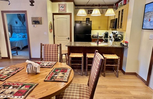 Stratton Mountain Condo | Luxury Condo*Hot Tub*Pool*Fireplace*Walk to Lifts*Near Golf Course & Fitness Ctr