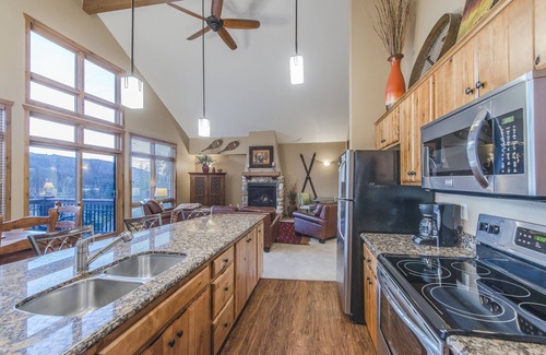 Old Town Condo | Luxury condo w/underground parking. Only minutes from slopes. Shared hot tub