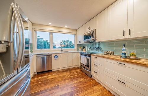 Scugog Cottage | Luxury Cottage by Lake Scugog w/Hot Tub