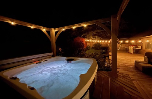 Scugog Cottage | Luxury Cottage by Lake Scugog w/Hot Tub