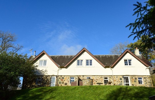 Callander House | Luxury Cottage-Countryside view Garden Cottage