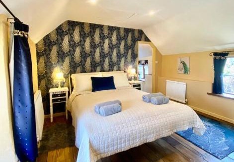 Kempsford House | Luxury Cottage Dog friendly with Hot Tub
