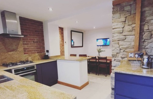 Sketty Cottage | Luxury Cottage with Hot Tub and Log Burner