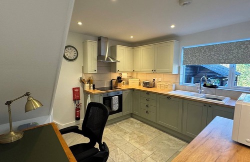 Southwater Apartment | Luxury Country Cottage Retreat – Perfect for Romantic Getaways & Family Holidays, with Easy Access to Scenic Walks, Horsham’s Attractions, and Sussex’s Best Markets & Dining Experiences.