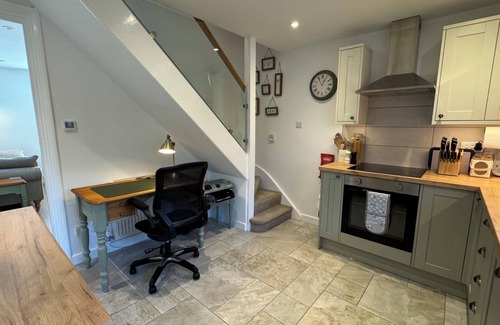 Southwater Apartment | Luxury Country Cottage Retreat – Perfect for Romantic Getaways & Family Holidays, with Easy Access to Scenic Walks, Horsham’s Attractions, and Sussex’s Best Markets & Dining Experiences.
