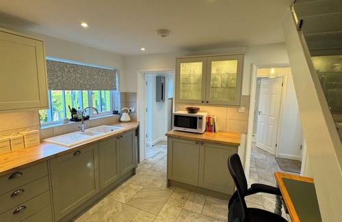 Southwater Apartment | Luxury Country Cottage Retreat – Perfect for Romantic Getaways & Family Holidays, with Easy Access to Scenic Walks, Horsham’s Attractions, and Sussex’s Best Markets & Dining Experiences.