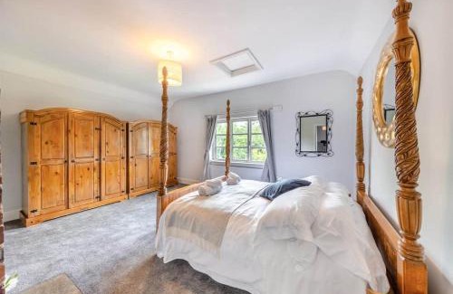 Shifnal House | Luxury Country Escape with Hot Tub perfect for Friends and Families
