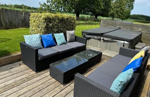 Faversham House | Luxury, countryside barn conversion with Hot tub