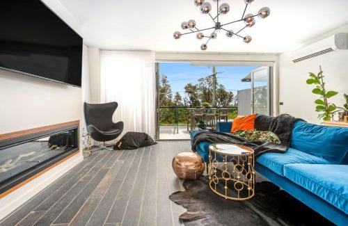 Seaford Apartment | Luxury Cozy 2Bdr Apt WiFi ☆ Netflix ☆Gas Log Fire