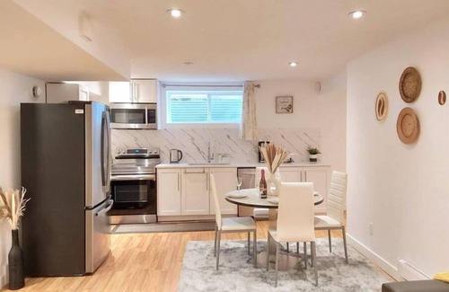 McKenzie Towne House | Luxury Cozy Suite 20min to Downtown Stampede +free Wifi+ Free Parking