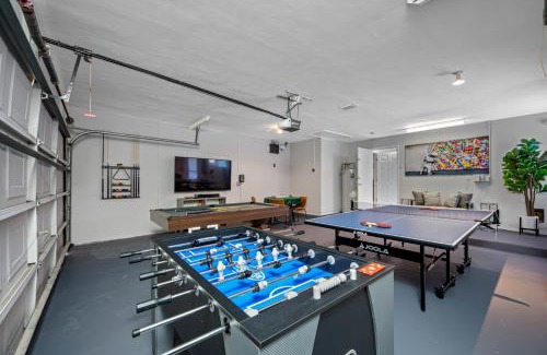 Anona Villa | Luxury Cristiano Manor 8BR w Pool - 20 Guests