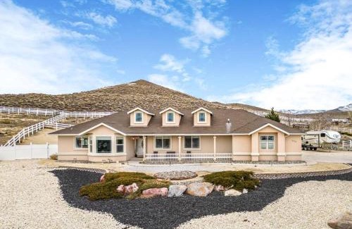 Lyon County House | Luxury Desert Mountain Retreat 5 BDs 12 ppl Dogs OK near Speedway, Lakes, Snow, Casinos