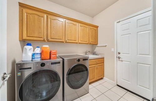 Lyon County House | Luxury Desert Mountain Retreat 5 BDs 12 ppl Dogs OK near Speedway, Lakes, Snow, Casinos