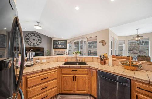 Lyon County House | Luxury Desert Mountain Retreat 5 BDs 12 ppl Dogs OK near Speedway, Lakes, Snow, Casinos