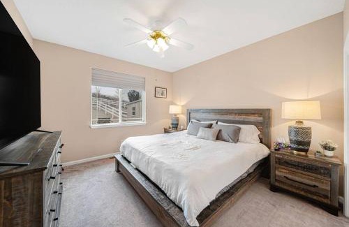 Lyon County House | Luxury Desert Mountain Retreat 5 BDs 12 ppl Dogs OK near Speedway, Lakes, Snow, Casinos