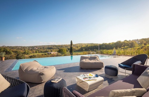 Rakotule Villa | Luxury designer Villa with infinity pool, tennis court, fitness & spa.